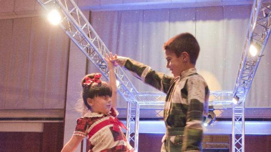 Dos de los niños participantes en el desfile de ayer.