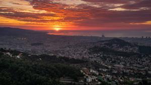 Cielo rojizo al salir el sol en Barcelona, el 26 de abril del 2023.