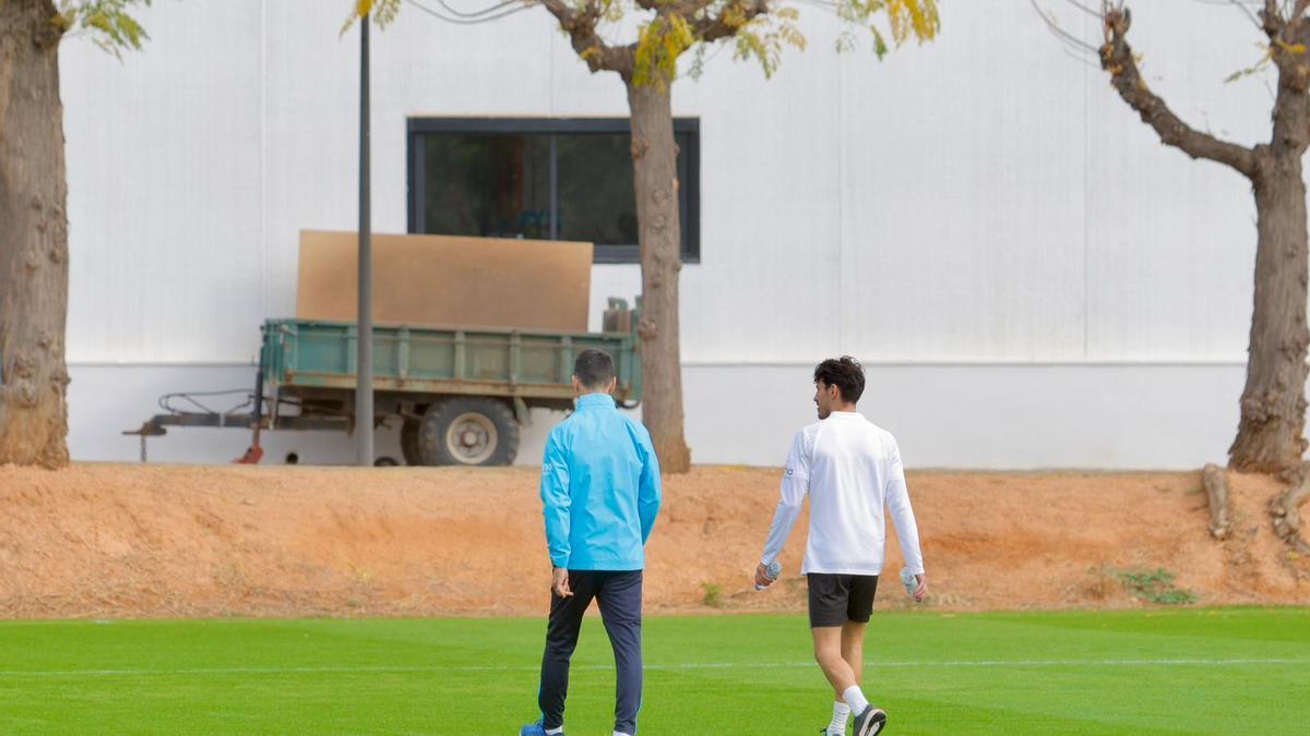 André Almeida pisando césped en Paterna