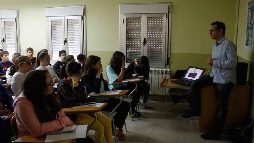 Rafael Nieto, con los alumnos.