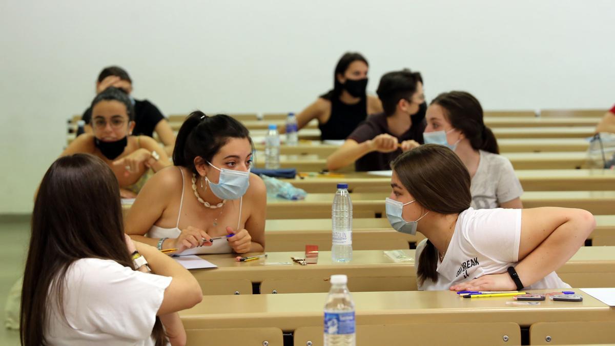 Estudiantes durante un examen en la universidad.