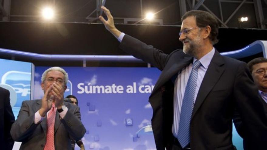 Rajoy dice que un voto al PP es un "mensaje al mundo"
