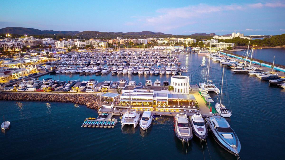CBbC Marina Sta Eulalia tiene una ubicación espectacular, en pleno puerto deportivo y con el mar a un paso.