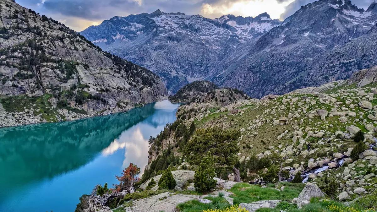 El lago de Sant Maurici, en el corazón del Parc Nacional d’Aigüestortes, uno de los paisajes del Pirineo que han inspirado la literatura catalana.