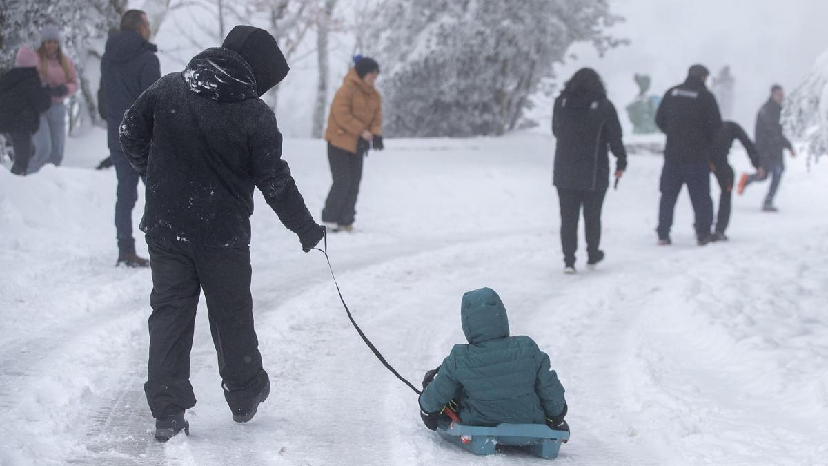 Gente disfrutando de la nieve en O Cebreiro.