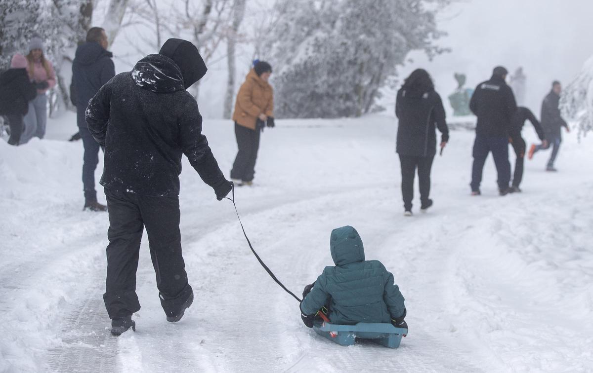 Gente disfrutando de la nieve en O Cebreiro.