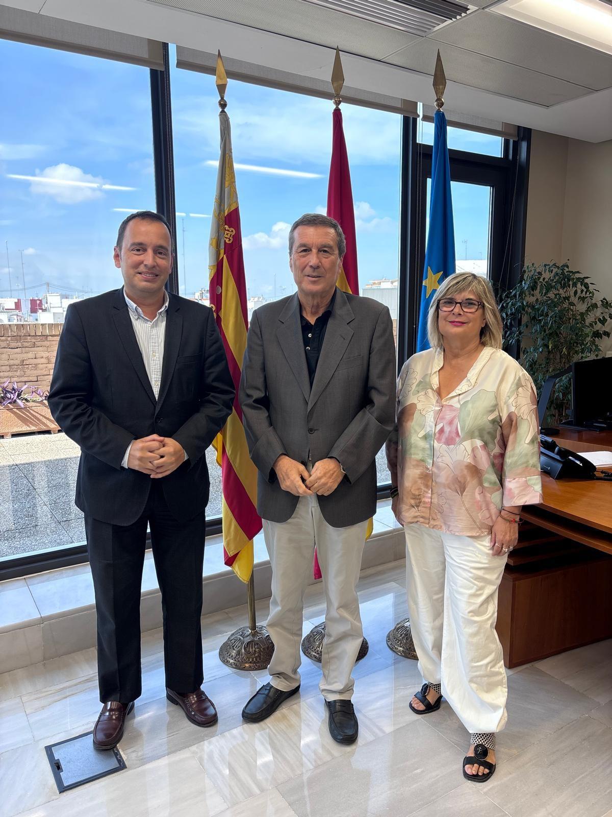 Un momento de la reunión entre el conseller Marciano Gómez con la alcaldesa Loreto Serrano y el edil de Sanidad Borja Merino.