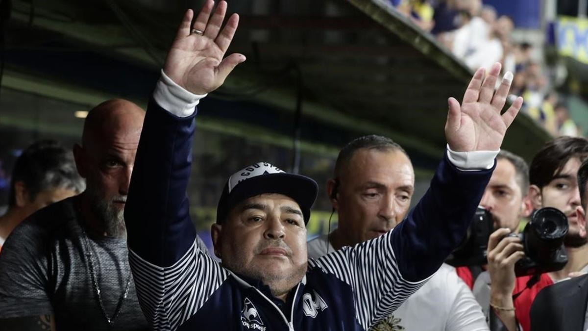 Maradona, en el banquillo del Gimnasia y Esgrima de La Plata, en un partido de marzo pasado.