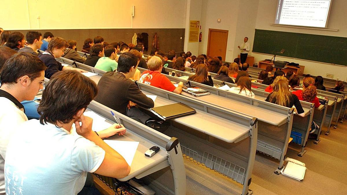 Alumnos en clase en una facultad de A Coruña en una imagen de archivo. |   // FRAN MARTÍNEZ