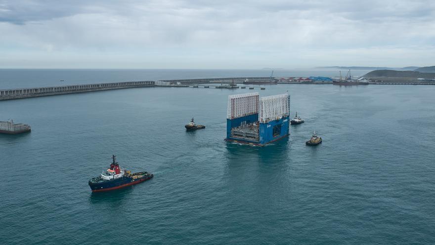 El dique cajonero flotante más grande del mundo acaba su trabajo en el puerto exterior