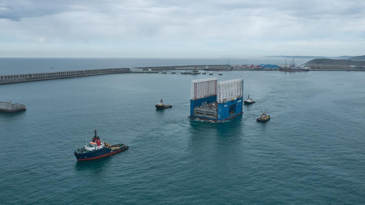 Salida del dique flotante Kugira del puerto exterior de A Coruña.