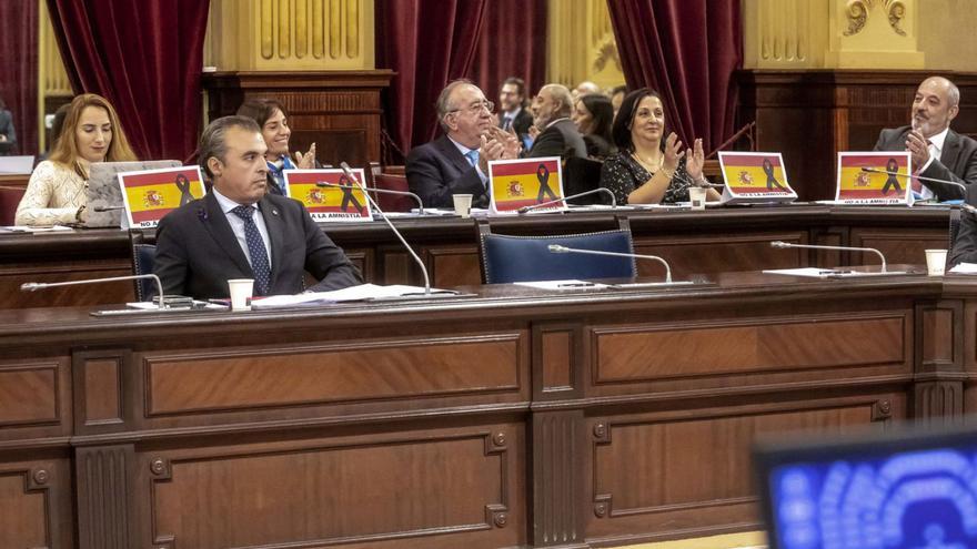 El conseller de Educación, Antoni Vera, ayer en el Parlament delante de toda la bancada de Vox. | B.RAMON