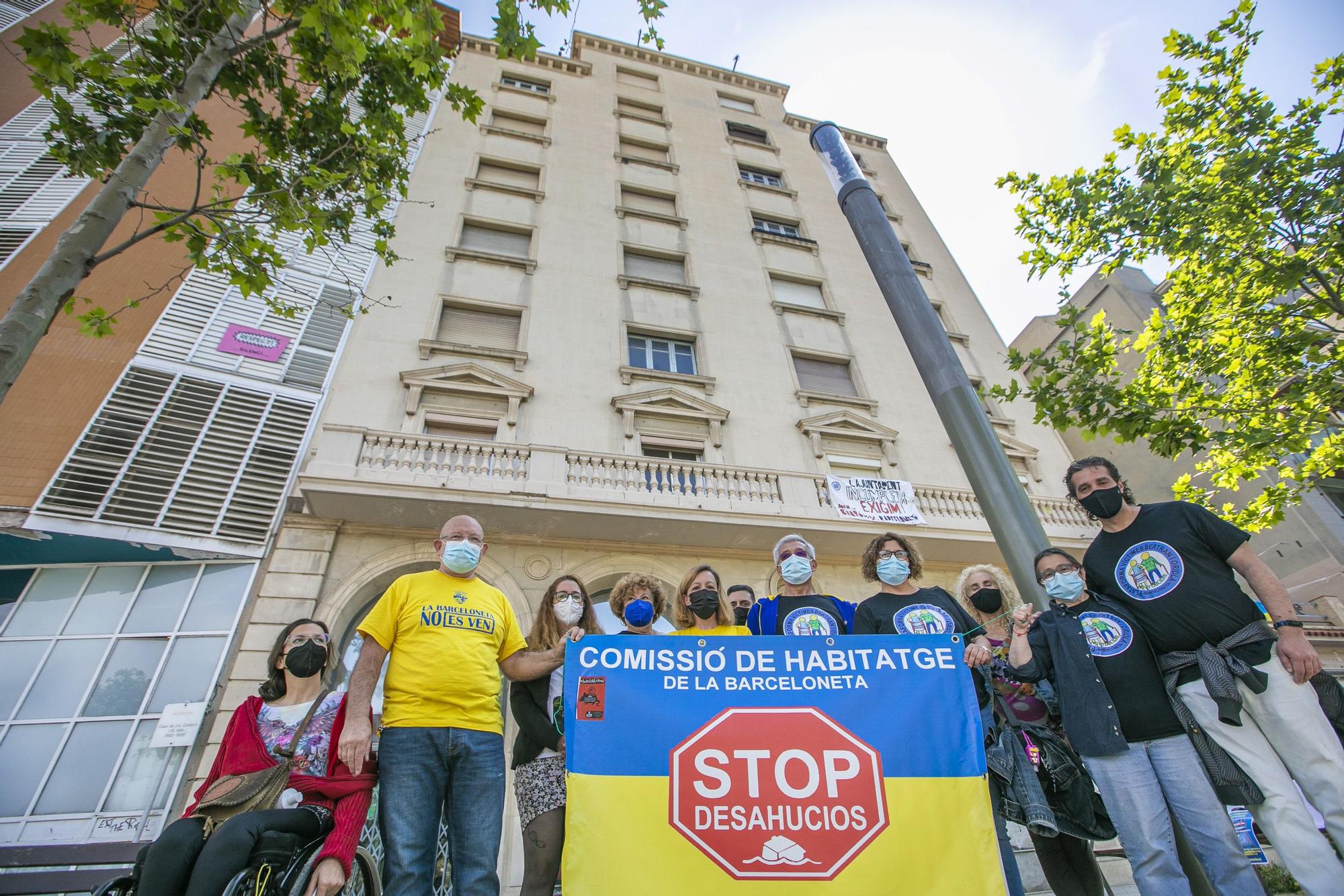 Los vecinos de la Barceloneta, frente al 44 de Joan de Borbó.