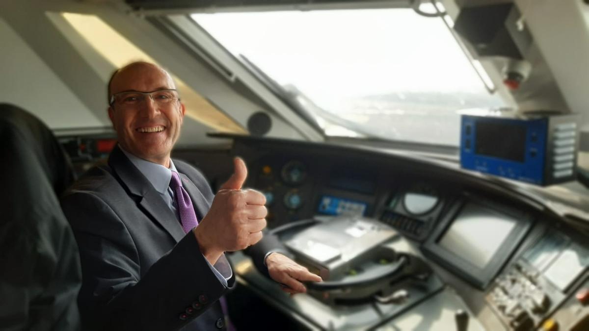 Ángel Jiménez, maquinista zaragozano de Renfe, a los mandos de un tren de alta velocidad.