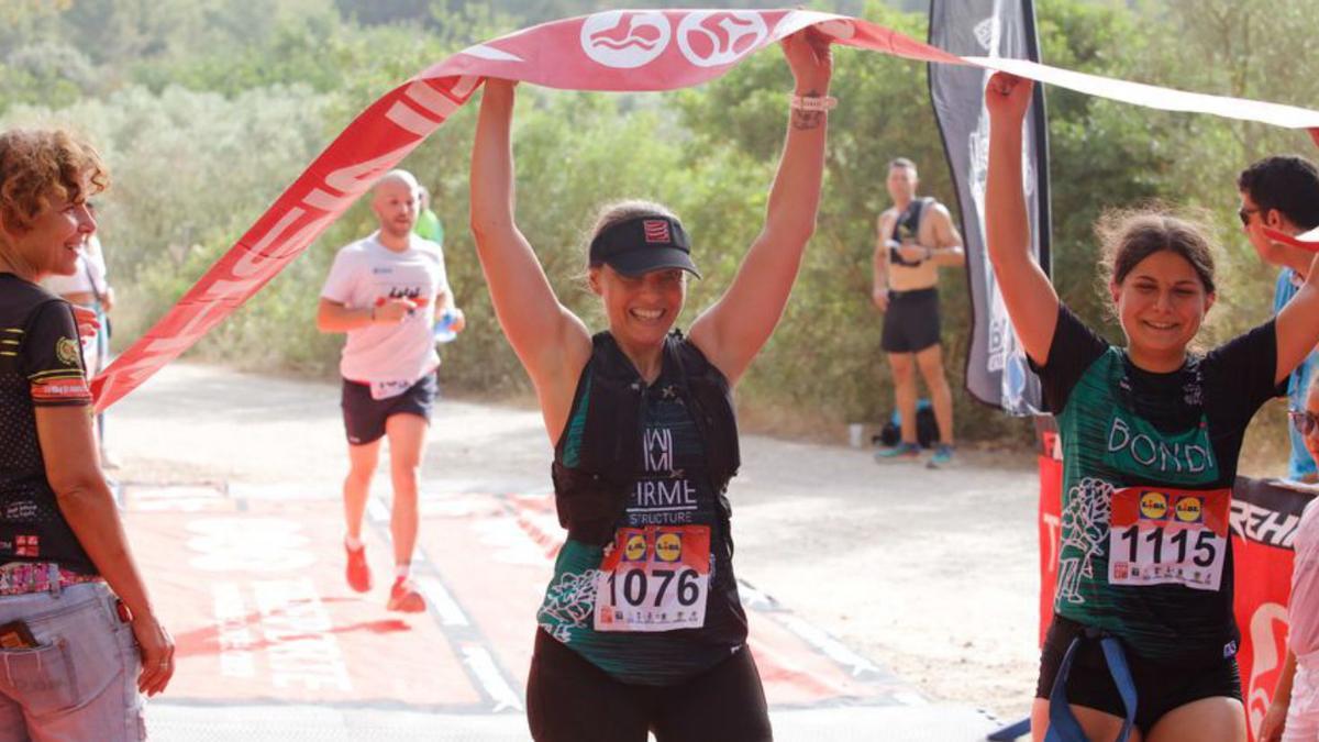 Lucrecia Marí, ganadora en el 10K, celebra su victoria. | JUAN A. RIERA