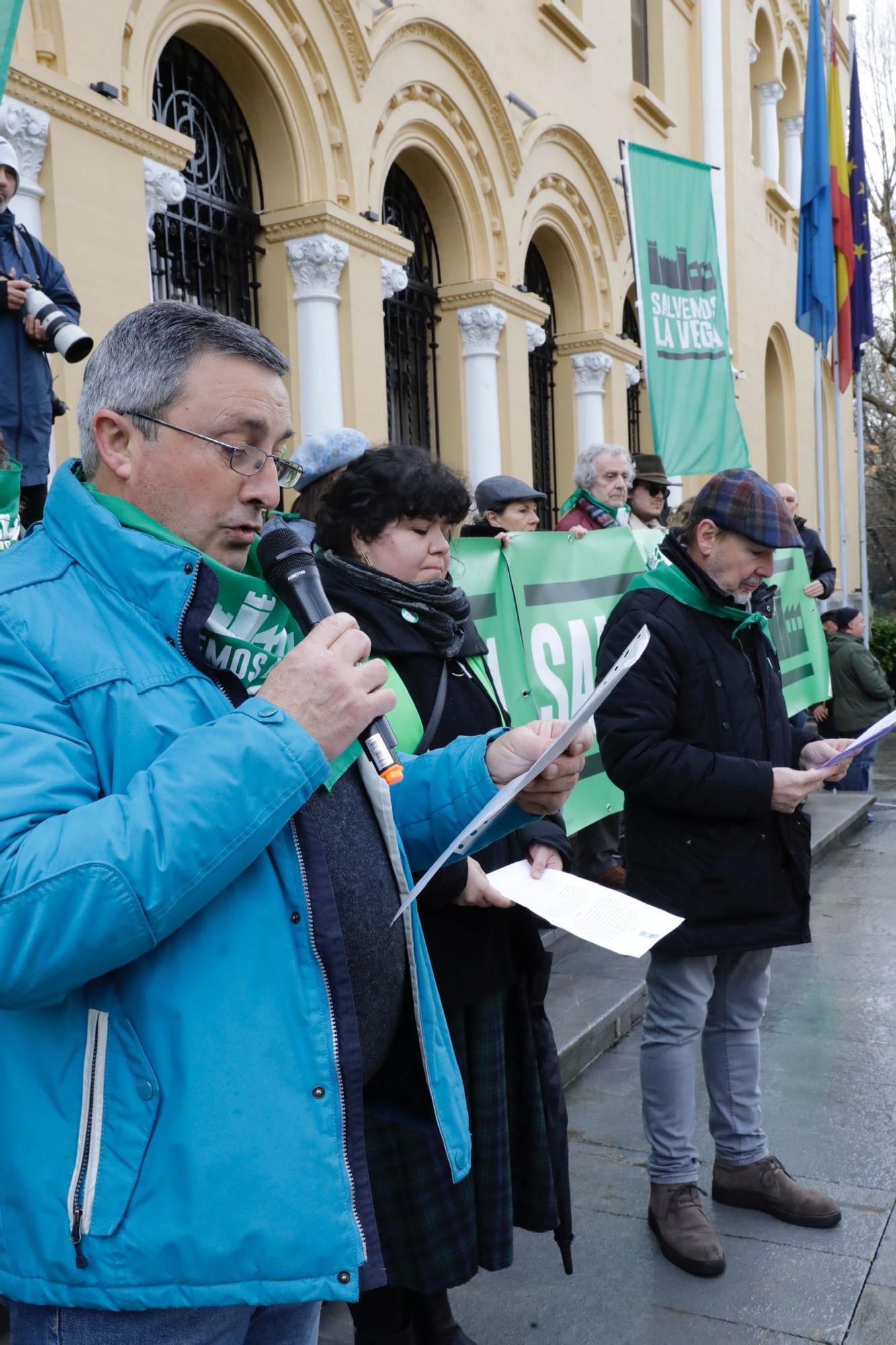 "La Vega no se vende, La Vega se defiende": así fue la concentración de Salvemos La Vega en Oviedo