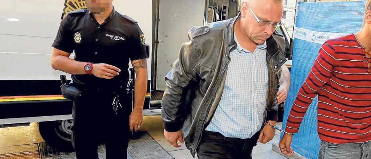 El principal acusado de la estafa baja del furgón policial ayer con otro detenido.