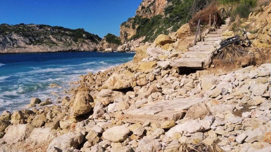 Difíciles equilibrios en la costa más salvaje de Xàbia