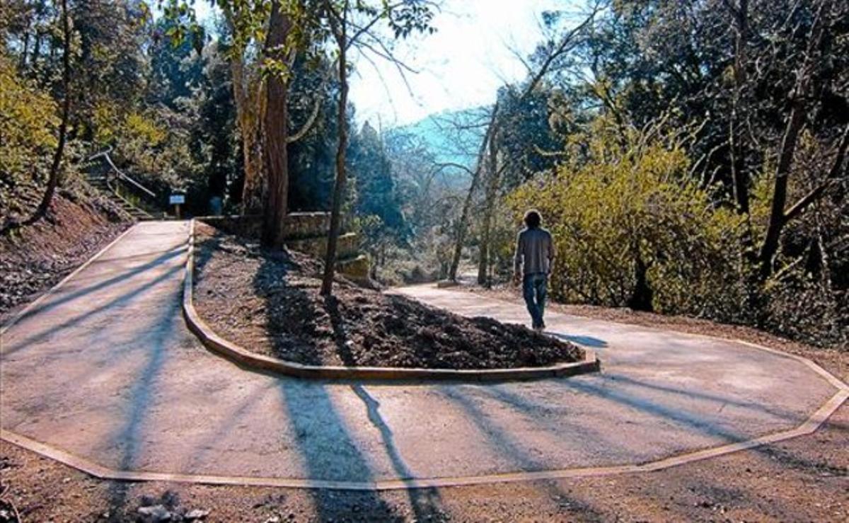 Un home, pel nou camí adaptat per a minusvàlids i cecs del parc de Collserola, divendres.