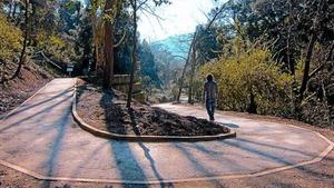 Un hombre, por el nuevo camino adaptado para minusválidos y ciegos del parque de Collserola, el viernes.