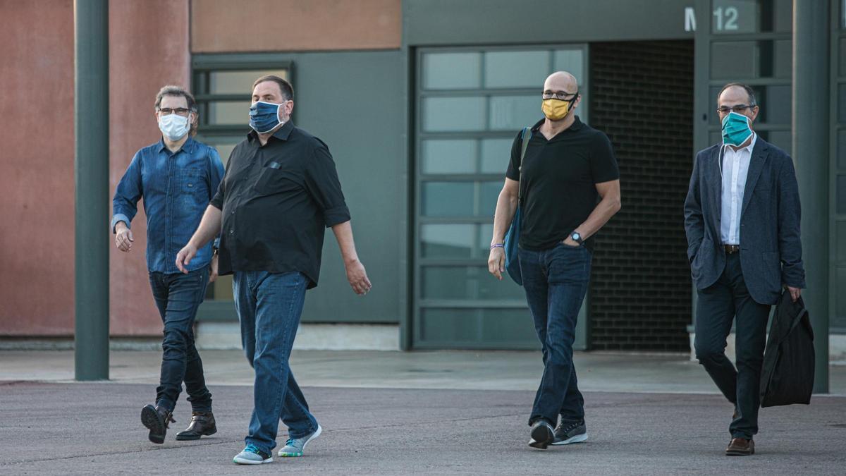 Jordi Cuixat, Oriol Junqueras, Raül Romeva y Jordi Turull saliendo de la cárcel.