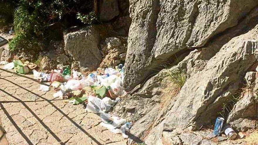 Bolsas de basura acumuladas en el Torrent de Pareis, en el municipio de Escorca.