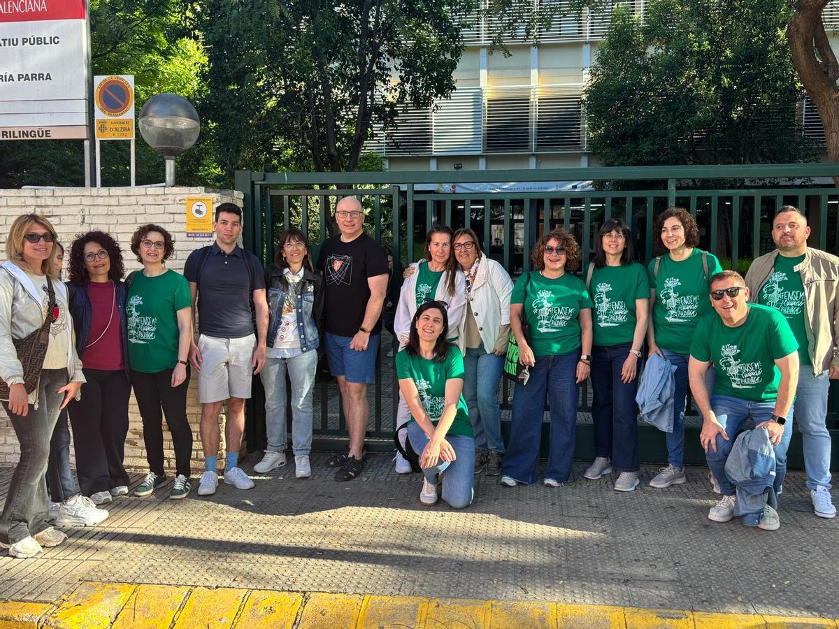 Profesorado del instituto Josep Maria Parra a las puertas del centro.