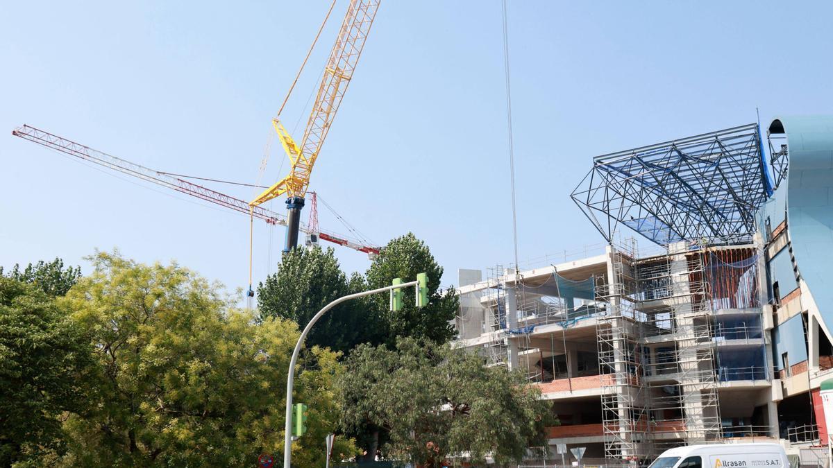 Instalación de la estructura de la cubierta de la nueva grada de Gol en Balaídos.