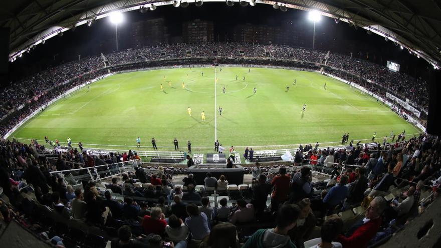 Panorámica del Cartagonova en el partido benéfico entre el Cartagena y el Barcelona.