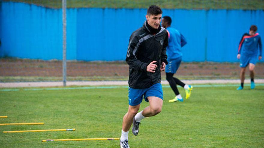 Borja Valle, en un entrenamiento con el Oviedo.