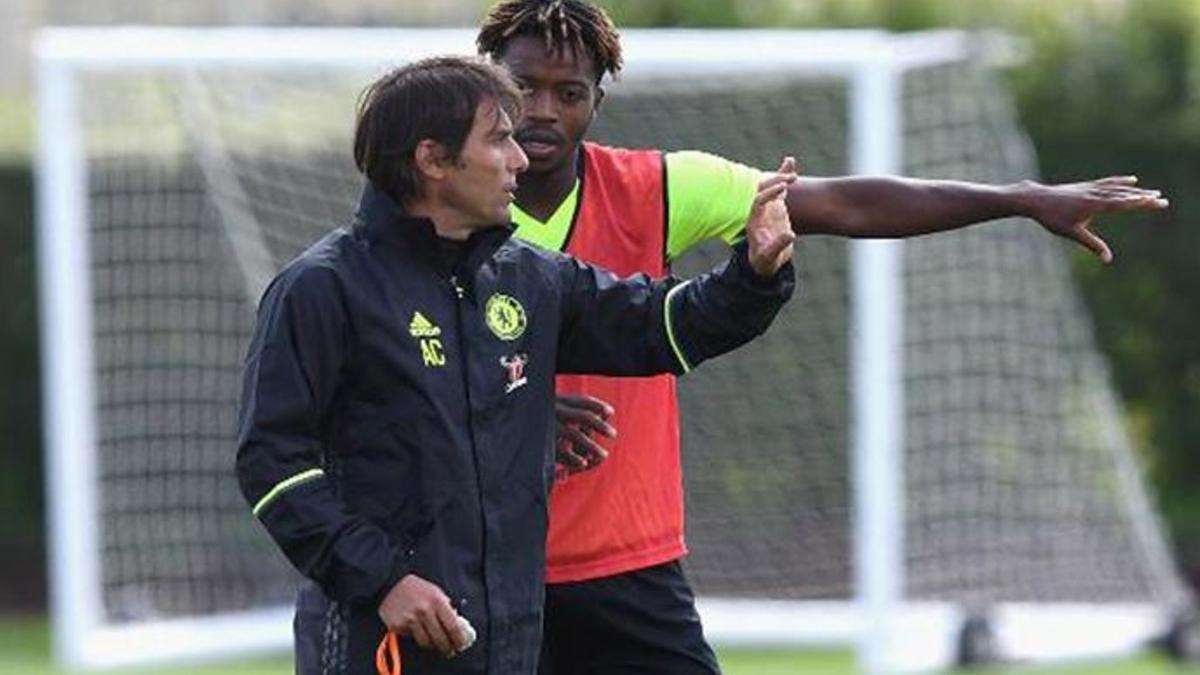 Antonio Conte dirigió su primer entrenamiento oficial con el Chelsea