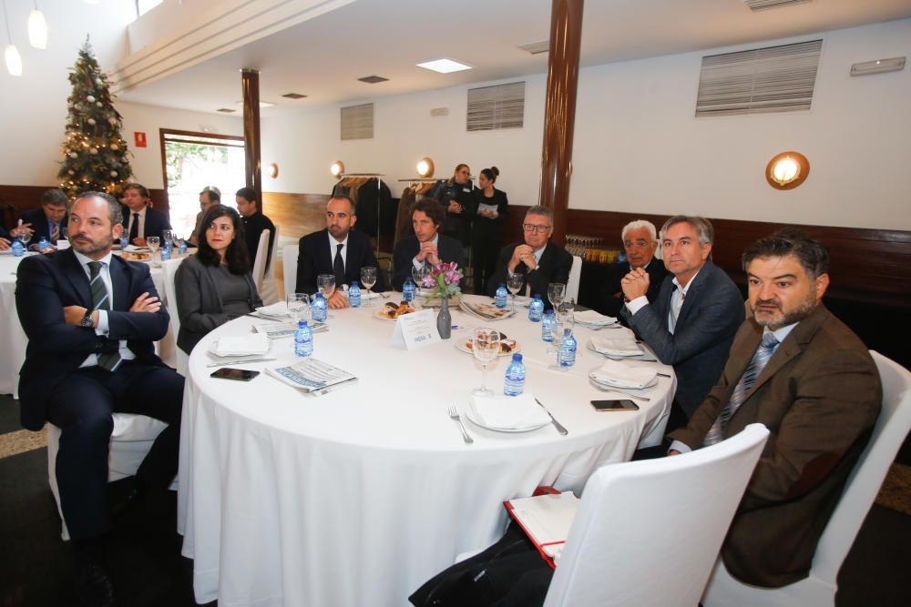 De izquierda a derecha, Julio José Rodríguez-Acha, director de zona de Bankia; Belén González, socióloga; Adrián Ivorra, director de Información Tv; Iván Sempere, presidente de Fundeun; Enrique Barreneche, Ineca; Juan Amirola, Ineca; Julio Sánchez, Energy Sistem, y Luis Expósito, director del Banco de España en Alicante