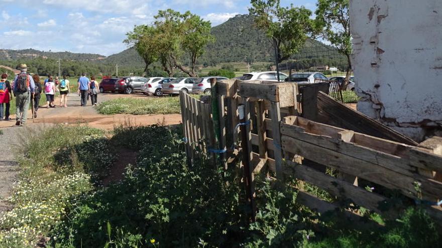 Una imatge de participants a una sortida i l&#039;estat de l&#039;entorn de la Torre Lluvià