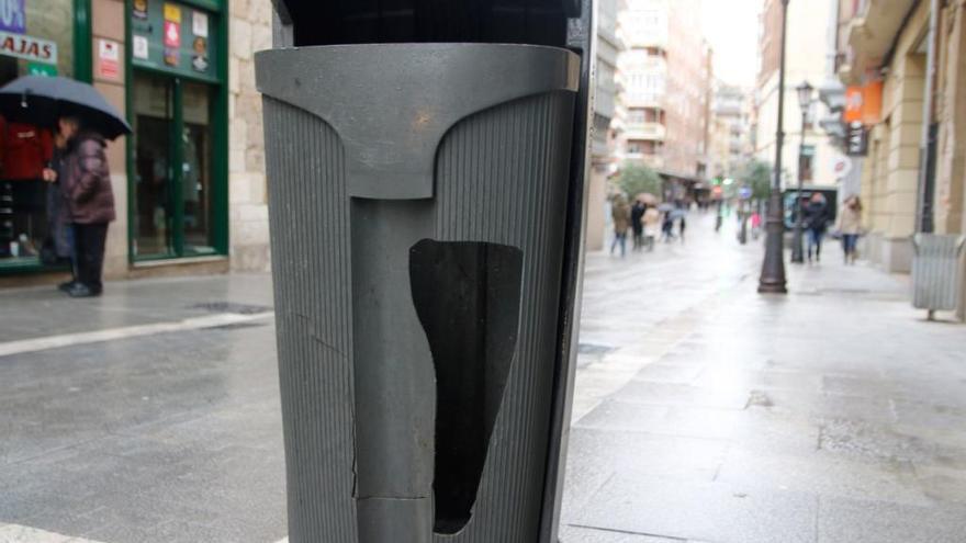 Papelera rota en la calle de San Torcuato.