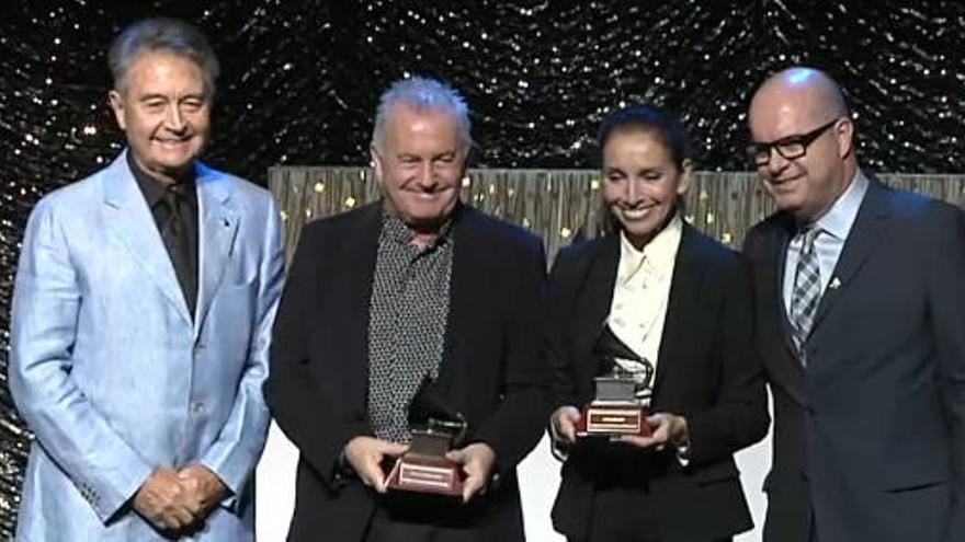 Víctor Manuel y Ana Belén con sus Grammy.