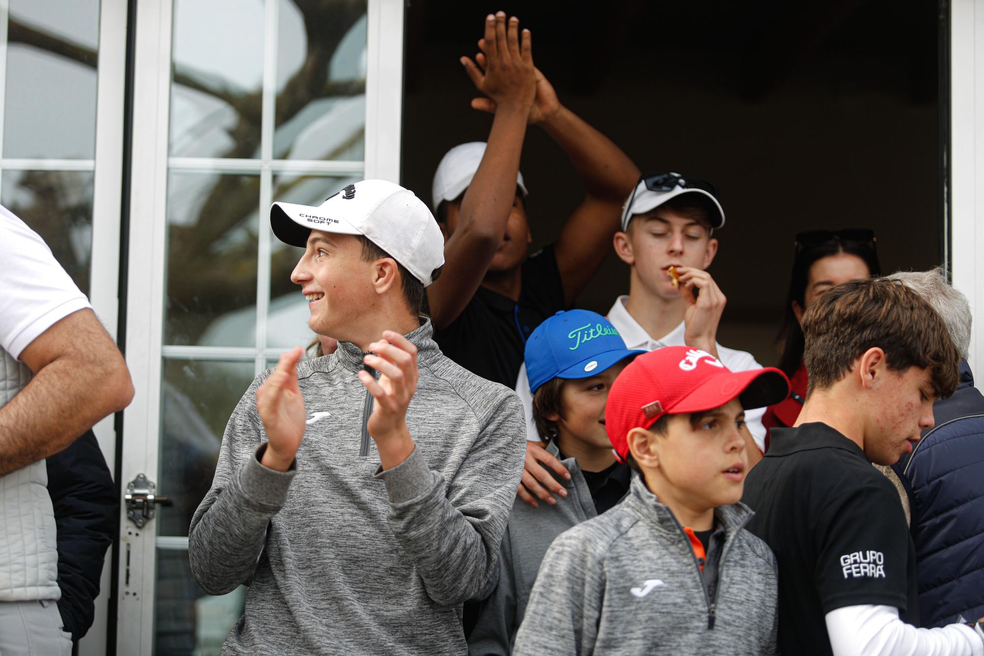 Jóvenes jugadores del Club de Golf Ibiza aplauden durante el sorteo.