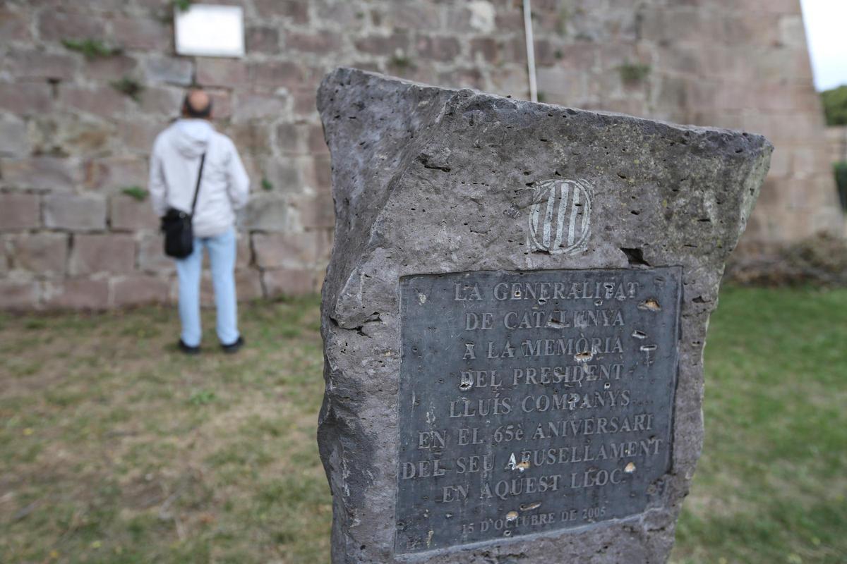 En primer plano, placa colocada por la Generalitat en 2005. Al fondo, una de ERC que data de 1978.