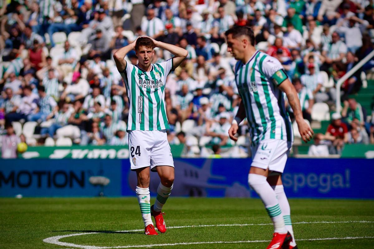 Pedro Ortiz se lamenta con las manos en la cabeza durante en el transcurso del Córdoba-Real Socidead B