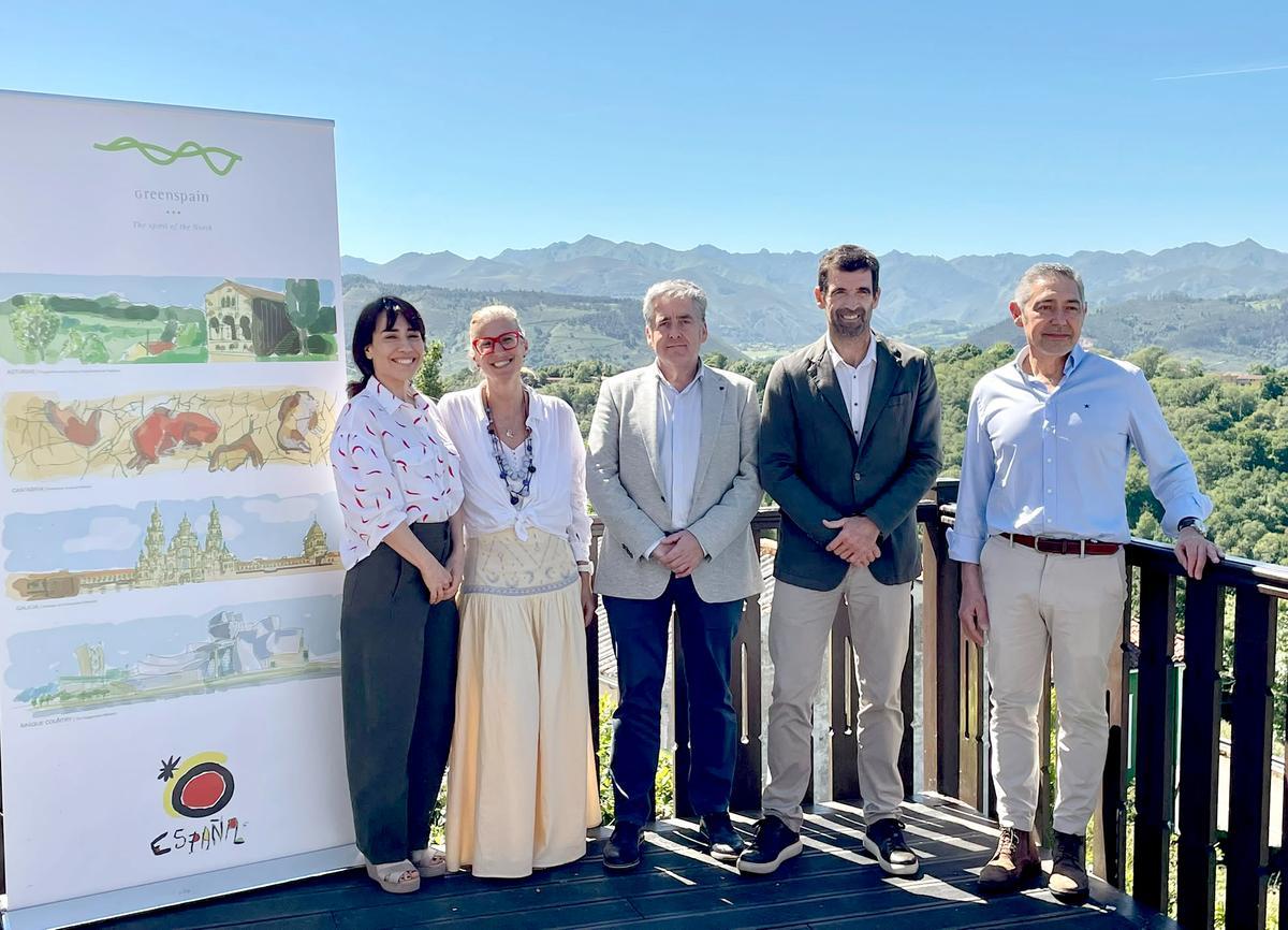 En la imagen (de izqda. a dcha.): la subdirectora adjunta de Marketing Exterior del Turismo de Turespaña, Isabel Alonso; la viceconsejera de Turismo del Principado, Lara Martínez; el director general de Turismo y Hostelería de Cantabria, José Luis López Vielba; el viceconsejero de Turismo y Comercio de Euskadi, Jakes Aguirrezabal, y el responsable del Área de Imaxe e Xestión de marca de Turismo de Galicia, José Ramón Castiñeiras.