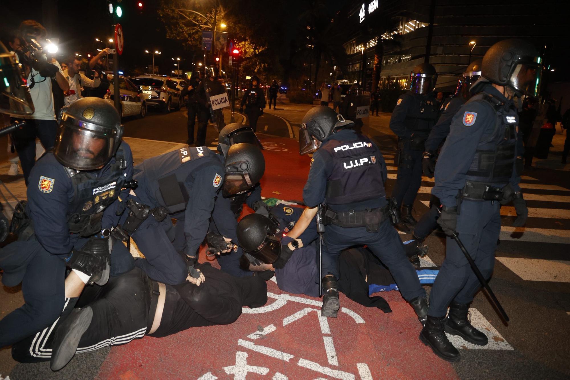 Enfrentamientos entre policía y manifestantes ante un Roig Arena blindado