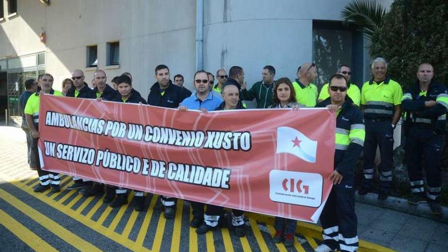 Los trabajadores de ambulancias se manifiestan en Montecelo.  // Rafa Vázquez