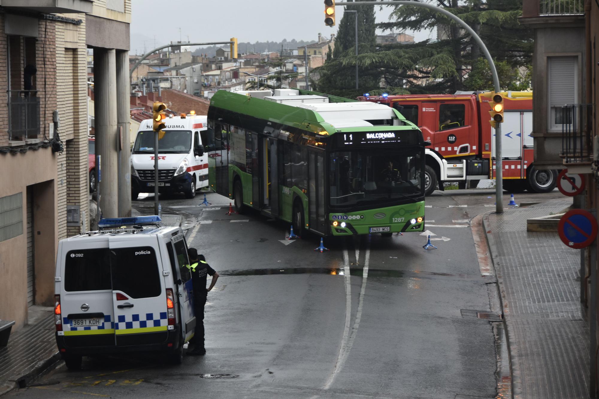 Un bus urbà atropella una dona i un nen a Manresa