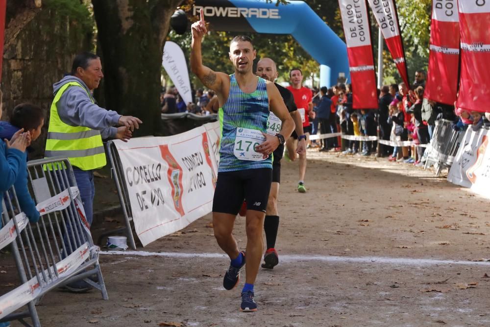 Más de 1.100 jóvenes atletas desafían a las bajas temperaturas para participar en la tradicional carrera de cross escolar.