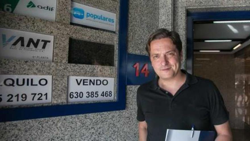 El ya exmilitante del PP David Devesa, ayer mismo a las puertas de la sede provincial del PP en la ciudad de Alicante.