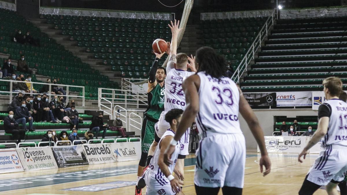 Momento del lanzamiento de un triple por parte de Duje Dukan.