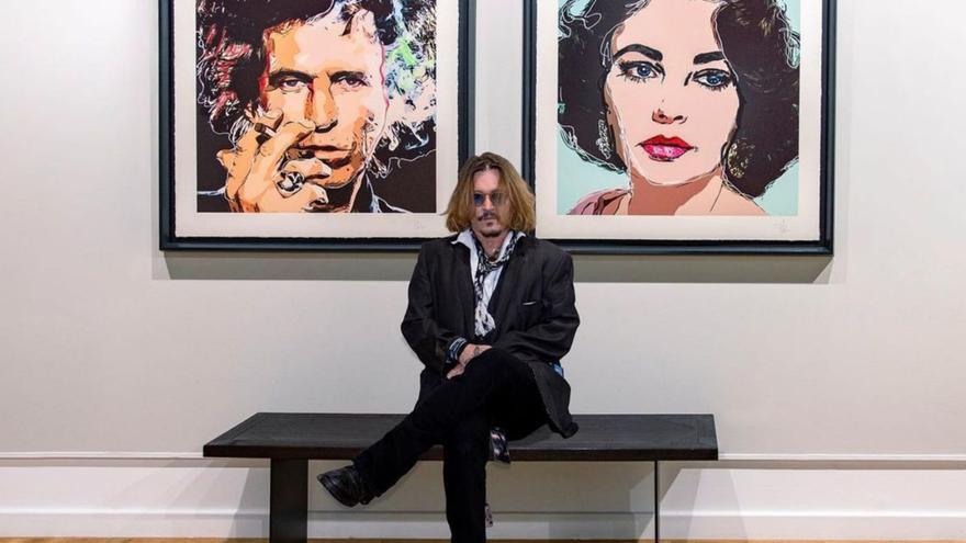 Johnny Depp, junto a los retratos realizados a Keith Richards y Elizabeth Taylor.   | // INSTAGRAM