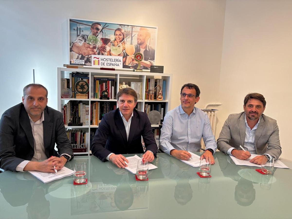 Los representantes sindicales y empresariales en la firma del acuerdo.