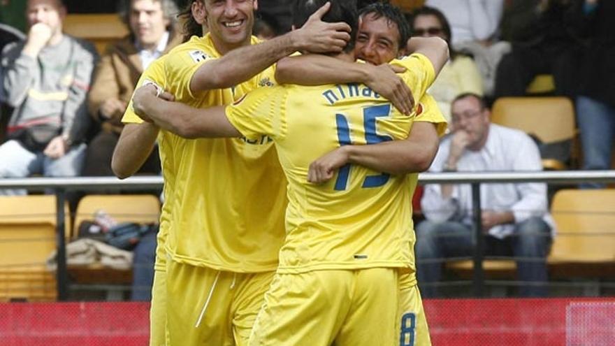 Nihat (de espaldas) celebra su gol con Cazorla (derecha) y Capdevila.