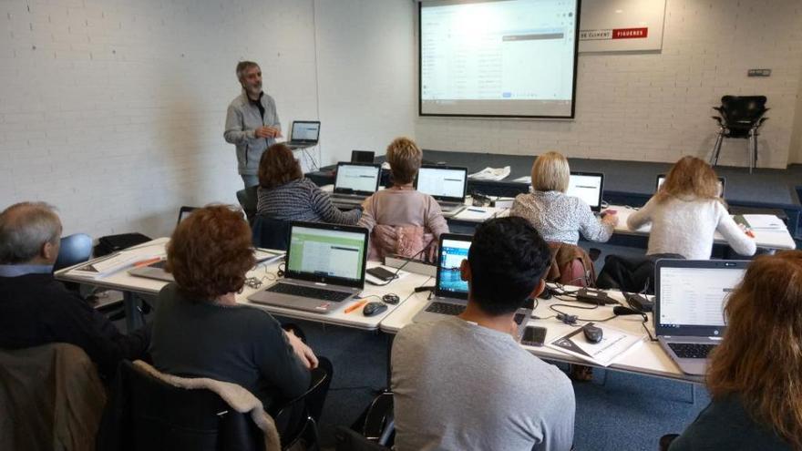 La Biblioteca de Figueres ofereix formacions per iniciar-se en les tecnologies de la informació i la comunicació