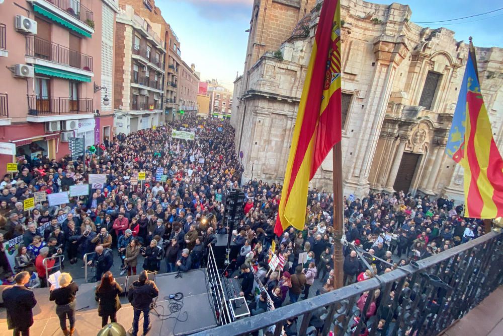 Veinte mil personas reclamaron ayer en las calles de Orihuela la derogación de la ley de Plurilingüismo